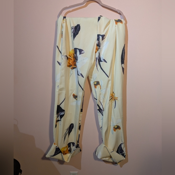 Beautiful floral power suit - Picture 4 of 4